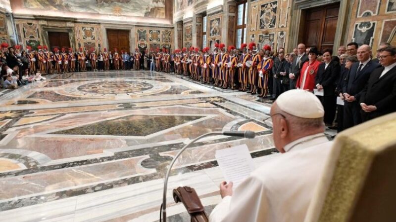 Pápež Švajčiarskej garde: Rozvíjajte komunitný život