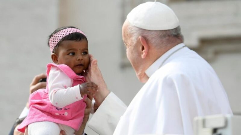 Pápež: Nech Pán, ktorý vystúpil na Nebesia, daruje svetu pokoj