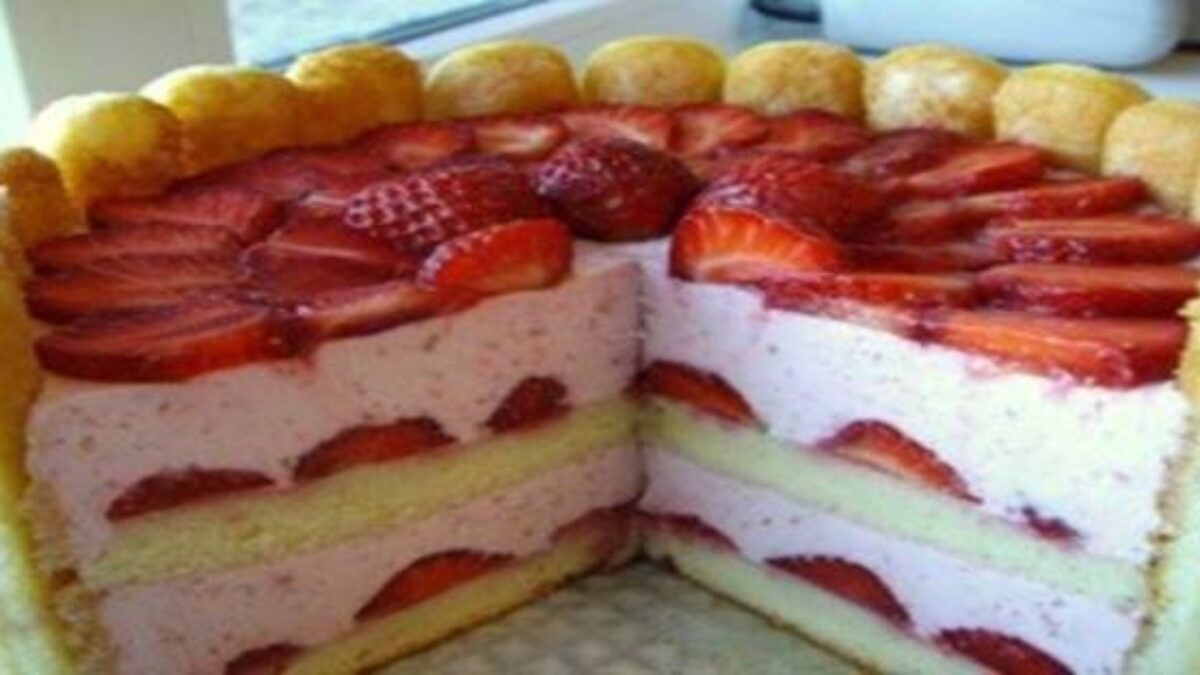 Lepšiu jahodovú maškrtu snáď už ani nepoznám: Báječná torta z dlhých piškót Nás dostala!