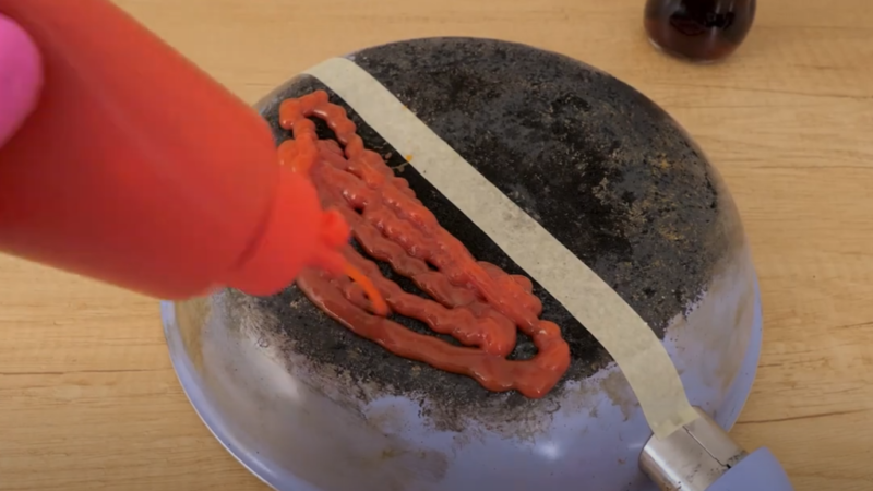 Neviete ako vyčistiť pripálený hrniec? Použite… kečup