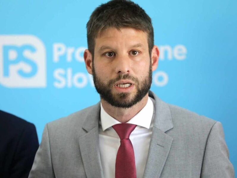 Predseda PS Michal Šimečka uviedol, že je šokovaný a zhrozený streľbou na premiéra Roberta Fica. SaS a PS rušia dnešný protest na podporu RTVS.