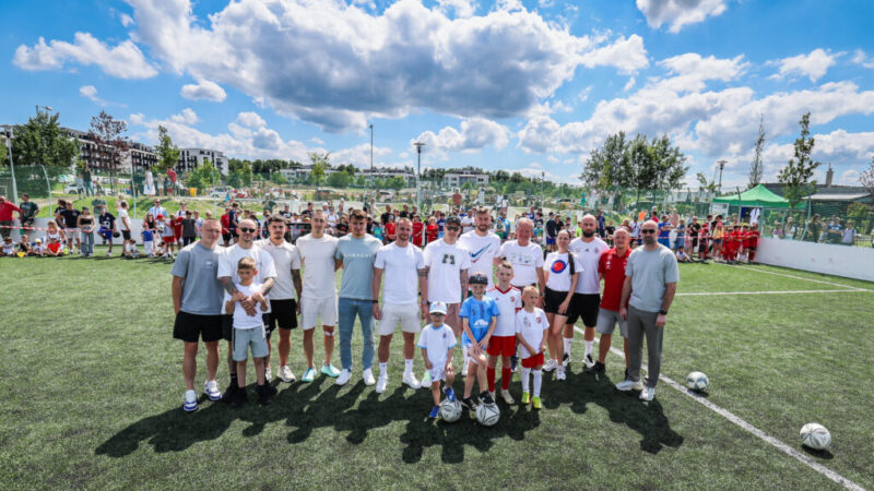 V Záhorskej Bystrici otvorili nové multifunkčné ihrisko s hráčmi ŠK Slovan Bratislava a petangové dráhy pokrstil Lasky z Pary