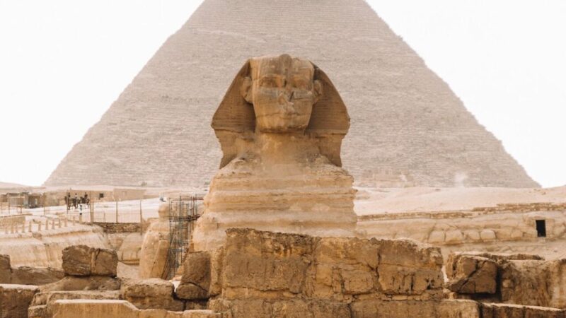 Egyptské pyramídy zatvorené pre turistov. Pamätník si zarezervoval miliardár. Párty trvala týždeň