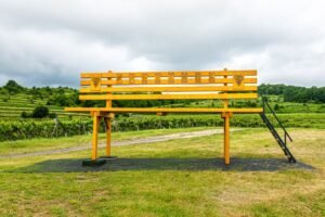 Pezinský chotár má novú atrakciu – Obrovská vyhliadková lavička nad Mandľo...