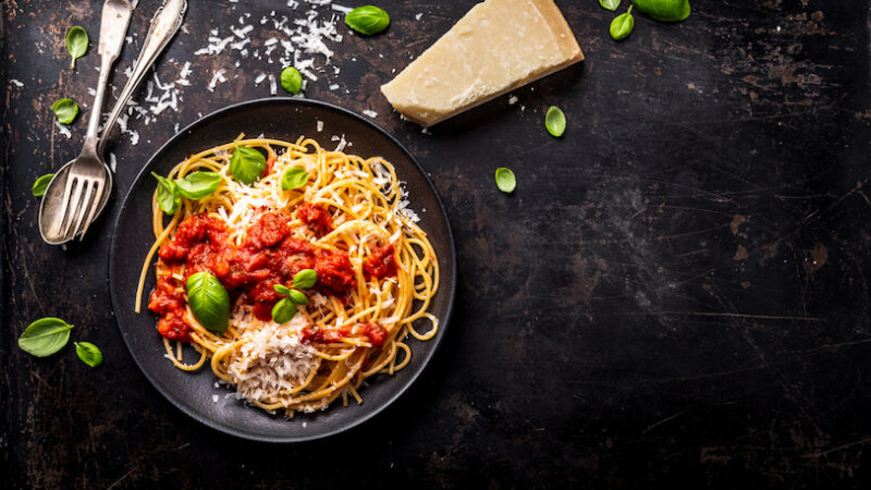 Špagety bolognese s čerstvými paradajkami. Vôňa byliniek a korenia privedie na večeru aj vášho suseda
