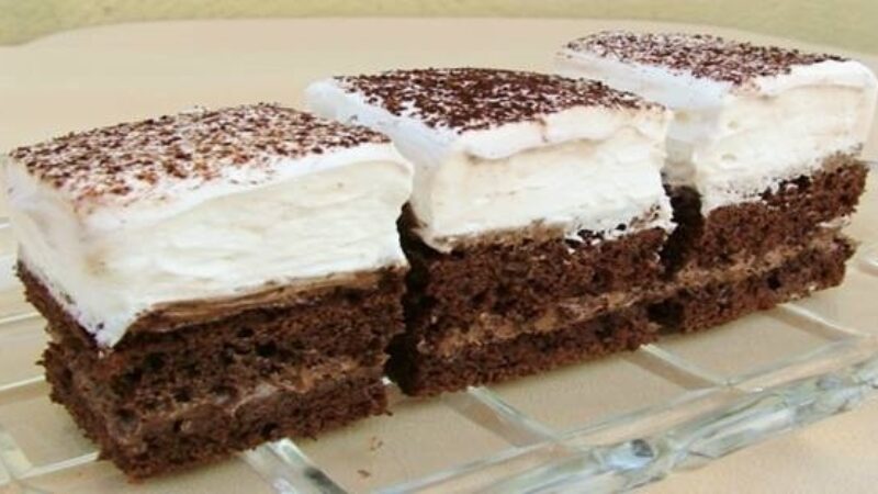 Smotánkovo-čokoládový koláčik, ktorý si návšteva pochvaľovala už hneď po prvom súste: Toto je mamičkin obľúbený!