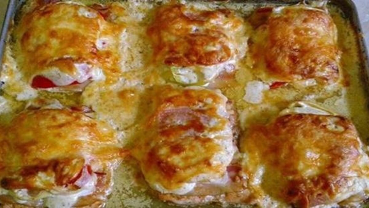 Chutné zapečené kuracie prsia so slaninou, syrom a zeleninou na jednom plechu: Toto je prudko-návykové jedlo!