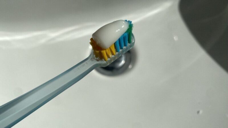Zubár nepochybuje. Tieto 2 chyby spôsobujú, že vaše zuby zožltnú. „Časom budú menej biele.“