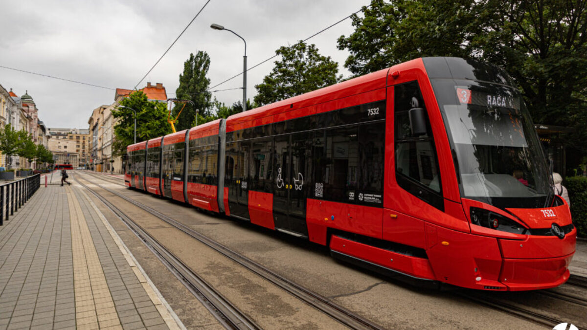 Dopravný podnik Bratislava zaradil do premávky novú obojsmernú električku