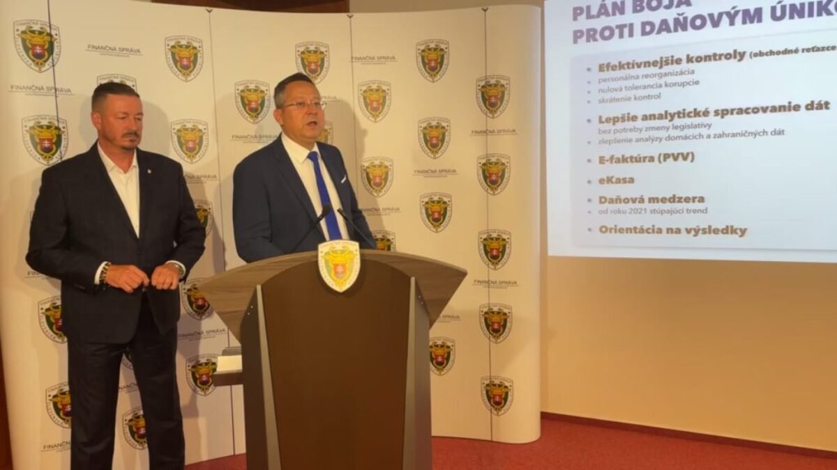 EFEKTÍVNEJŠÍ VÝBER DANÍ – PLÁN BOJA PROTI DAŇOVÝM ÚNIKOM 
Tlačová konferencia ministra financii Ladislava Kamenického a prezidenta finančnej správy Jozefa K…
