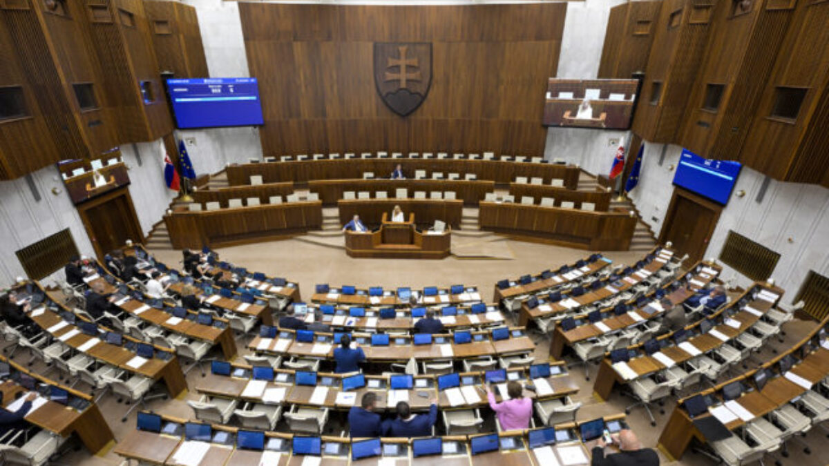 Ústavný súd ignoruje porušenie rokovacieho poriadku Ficovou vládou. Via Iuris upozorňuje na vážne následky pre legislatívny proces