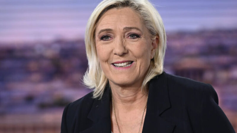 Prvé kolo predčasných volieb vo Francúzsku podľa prvých odhadov vyhrala Marine Le Penová