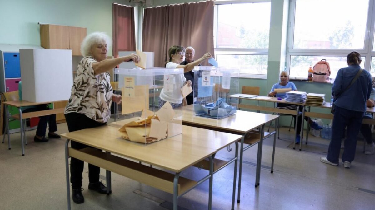 V Belehrade sa opakujú miestne voľby. Zakázané majú voliť tí, ktorí sa presťahovali