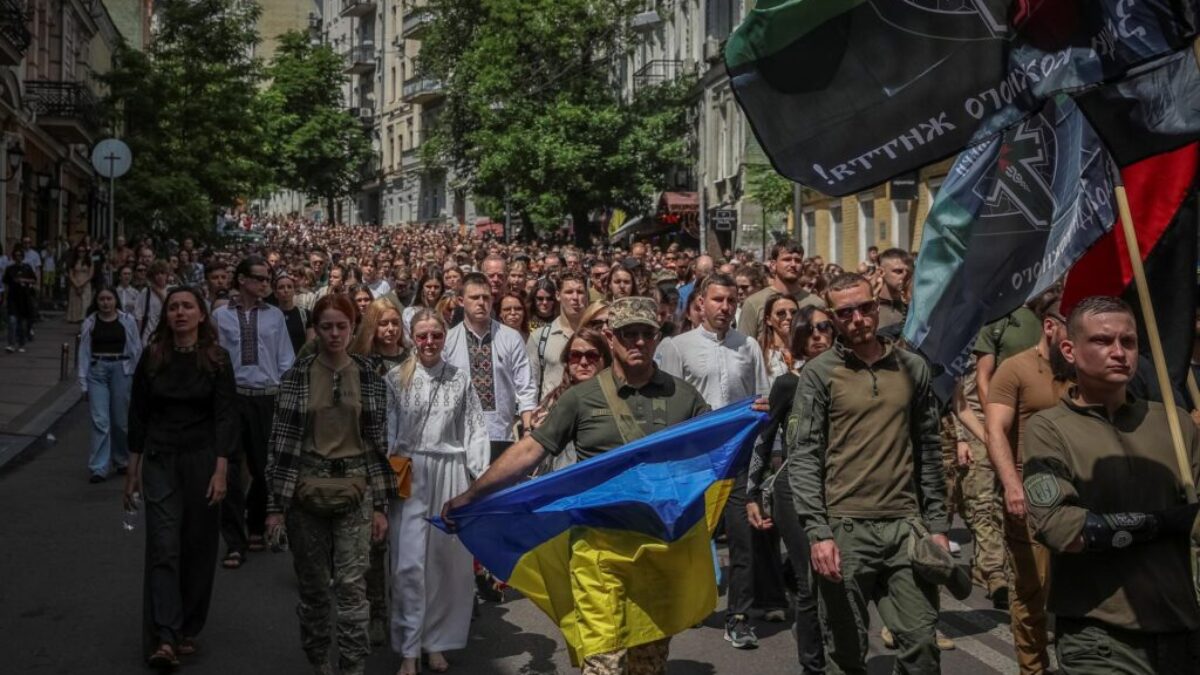 Takmer tisíc ľudí v Kyjeve prišlo na pohreb mladej novinárky, zahynula na fronte