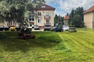 Prievidza: Od 3. 6. začali Technické služby @mestoprievidza začalo 3 . kosbu mes...