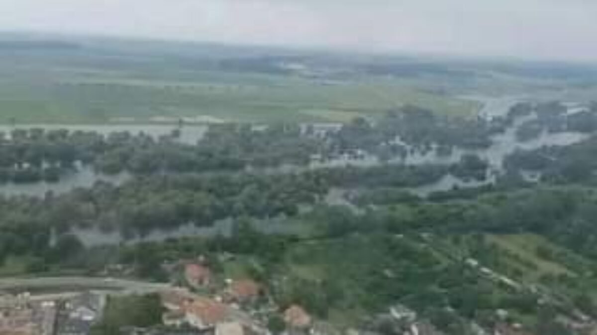MONITORUJEME SITUÁCIU NA VODNÝCH TOKOCH
 Letecký prieskum stavu stúpania hladín rieky Dunaj a Morava dnes vykonávali Hasičský a záchranný zbor, Policajný zb…