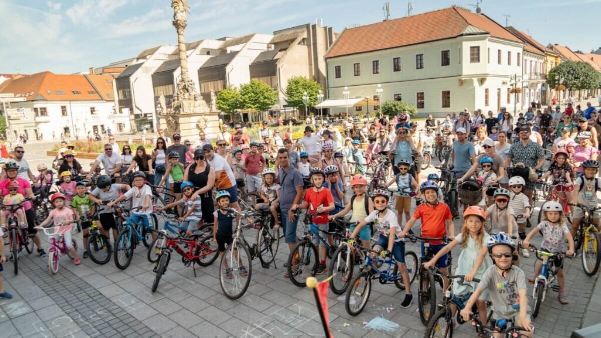 Trnava : SKVELÁ ÚČASŤ NA KIDICAL MASS V TRNAVE: 241 DETÍ S RODIČMI NA BICYKLOCH

Včera 23. júna sa v Trnave konala prvá a jedinečná cyklojazda Kidical Mass , ktorá p…