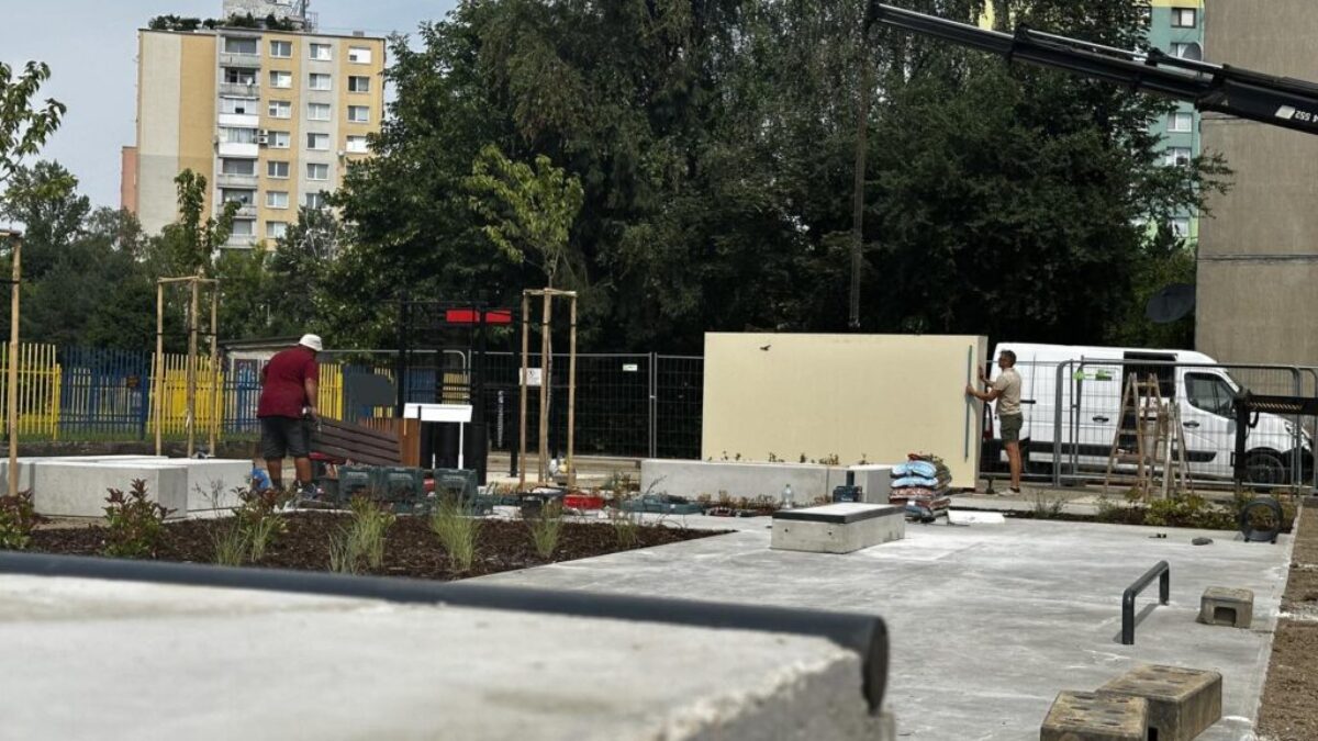 Michalovce:  Výstavba nového športovo-oddychového areálu K Park na Murgašovej ulici prebieha podľa plánu. Hotové sú už výkopy pre betonáže pätiek, šalungy, zasypanie ma…