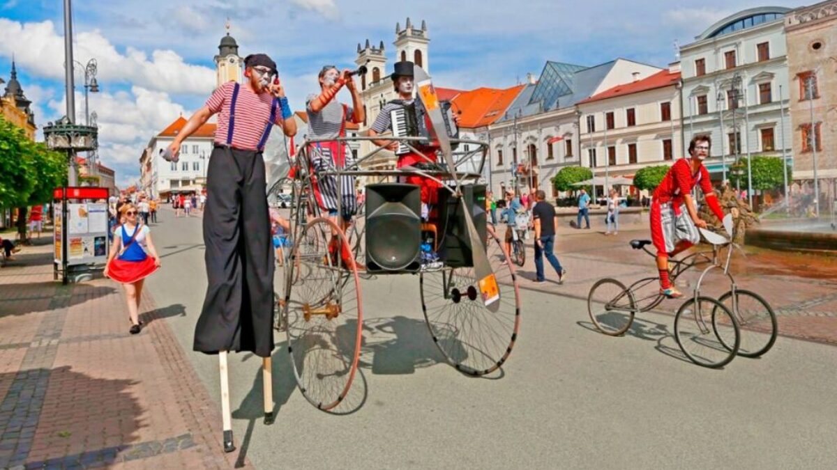 Banská Bystrica : BANSKOBYSTRICKÉ KULTÚRNE LETO JE V PLNOM PRÚDE 

Otvárací koncert s názvom Hudba pre dva sláky v Robotníckom dome, literárno-hudobno-výtvarné podujatie Ars …