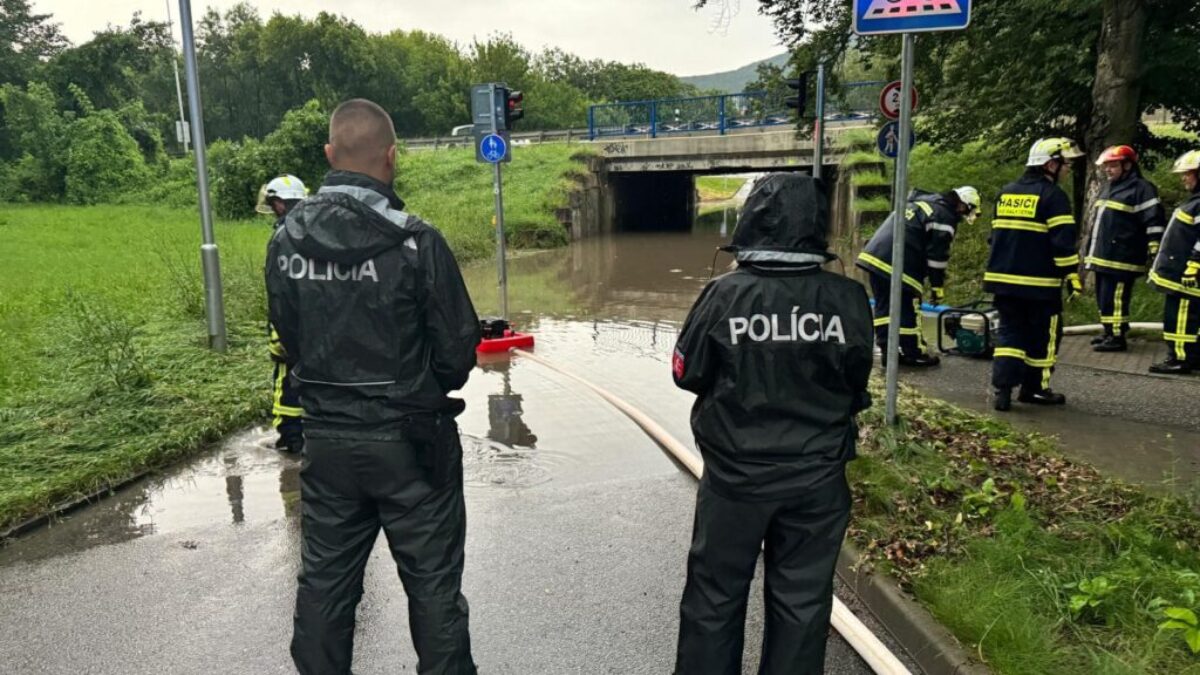 Nové Zámky:  Ak ste na ceste, buďte opatrní
  Legyenek óvatosak, ha úton vannak
 If you are on the road, be careful
  Be careful, on the roadTranslated from Hungarian
A…