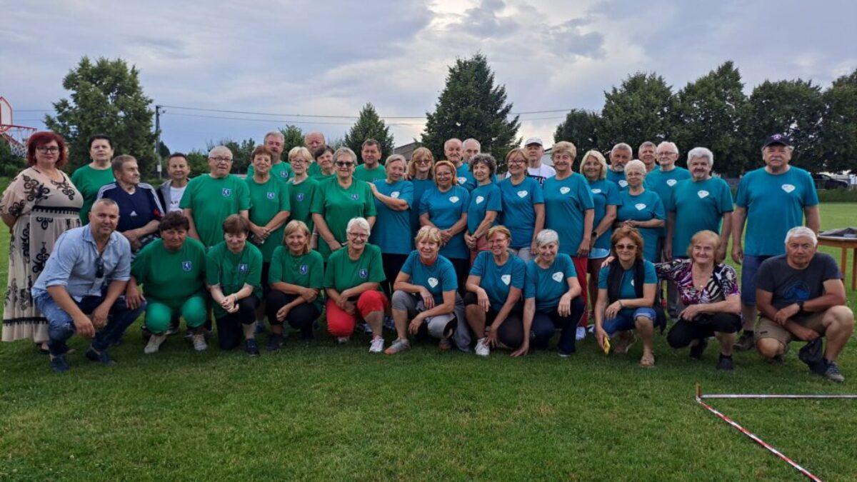 Topoľčany: Hrajte, vyhrajte a smejte sa!
V tomto duchu sa nesie športový deň vo Veľkých  Bedzanoch, kde práve prebieha petangový turnaj. 
Organizuje ho mestská organiz…