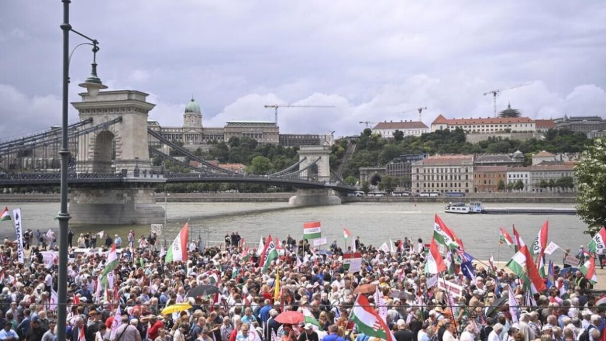 Stotisíc Maďarov protestovalo proti NATO a militarizácii Ukrajiny