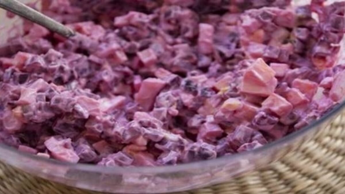 Hodí sa nám vždy ku všetkému: Vynikajúci letný, chutný šalát z červenej repy s vajcami, syrom a majonézou, ktorého nikdy nie je dosť!