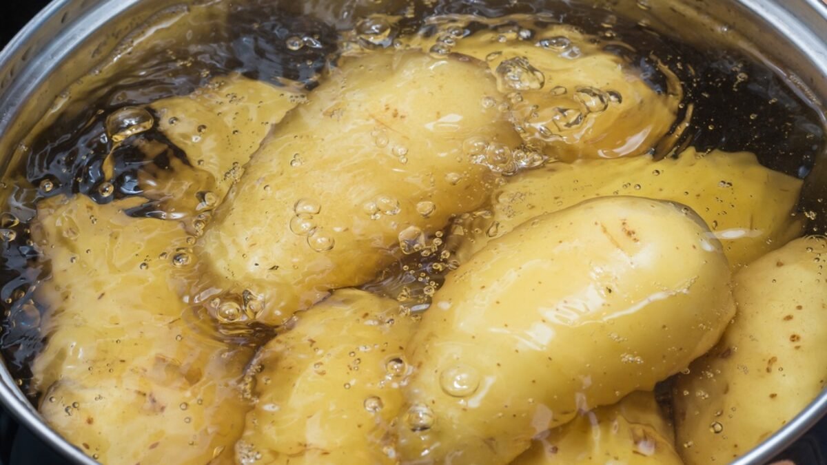 Kedy osoliť vodu na zemiaky? Notoricky sa dopúšťame chyby. A potom plačeme, že účty stúpajú