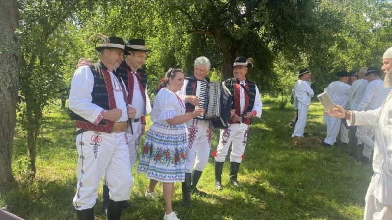 Šarišské kosače: Oslava tradičného kosenia ručnou kosou