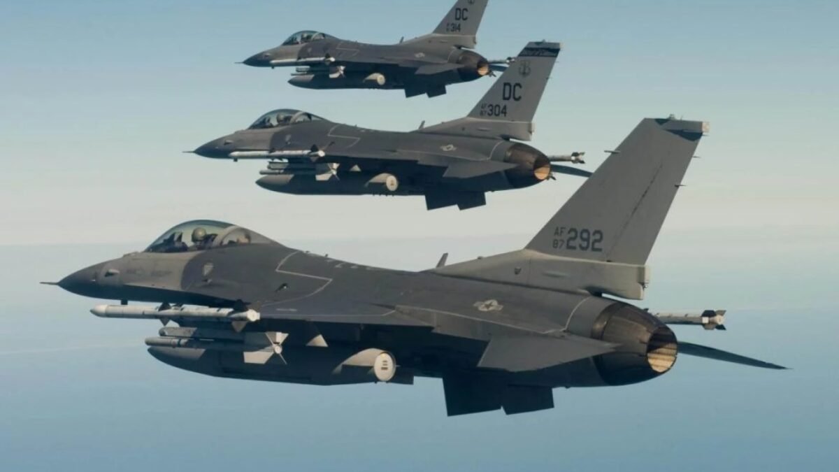 Stíhačky F-16 americkej výroby sotva ovplyvnia momentálnu situáciu na Ukrajine. Ich počet je malý. Treba byť však obozretný