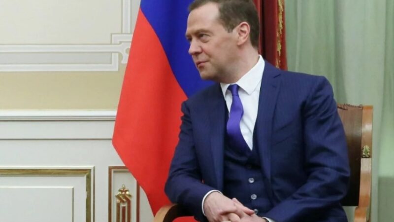 Medvedev sa vyjadril k Bidenovmu odstúpeniu