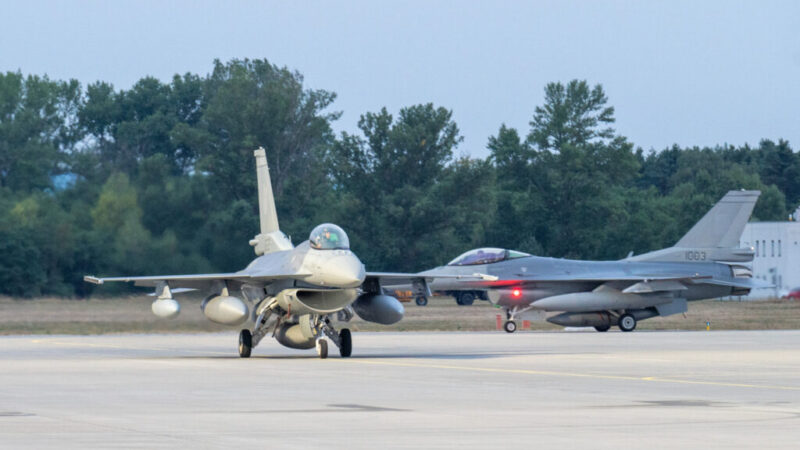 Prvé dve lietadlá F-16 prileteli na Slovensko