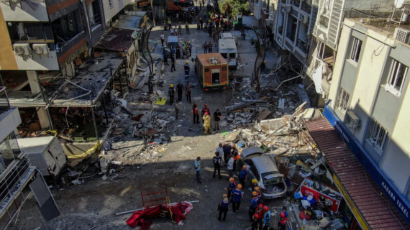 Explózia v reštaurácii v tureckom Izmire si vyžiadala päť obetí, desiatky ľudí utrpeli zranenia