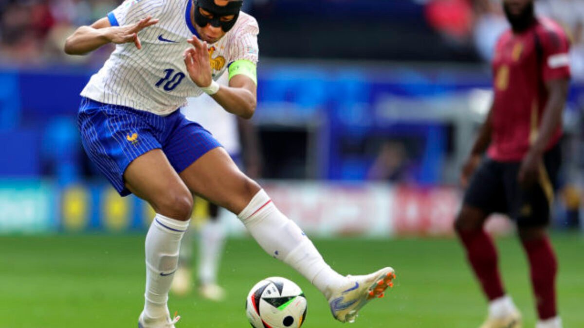 Jeho plagáty mu viseli na stenách izby a teraz ho môže poslať z Eura domov. Mbappé vyzve Ronalda
