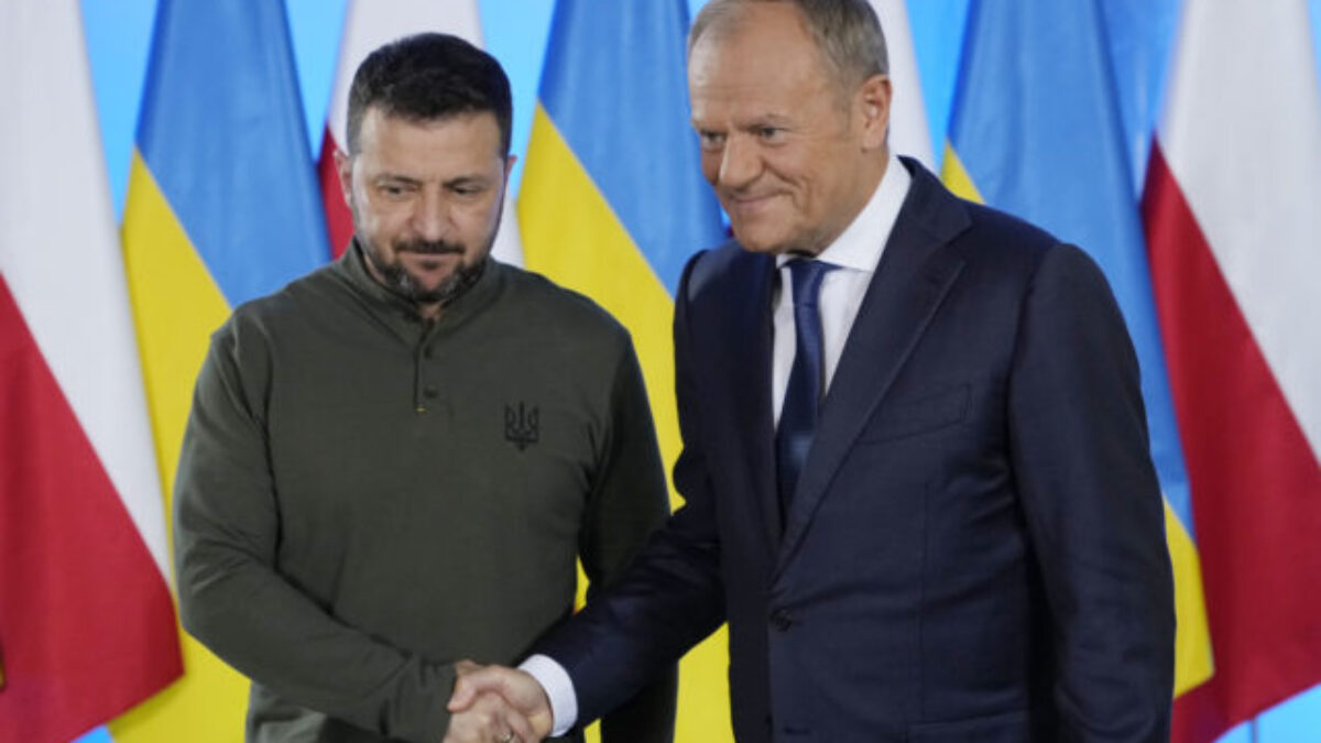 Zelenskyj diskutoval s poľským premiérom Tuskom o pomoci Kyjivu zo strany NATO, preberali aj ruské útoky