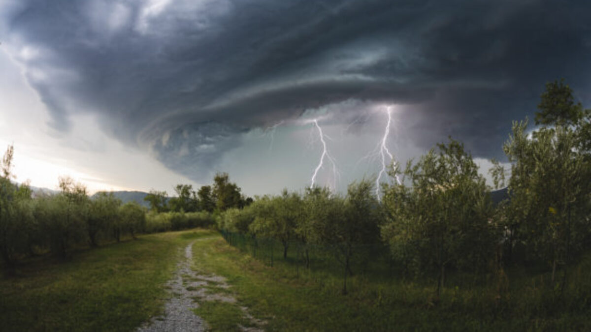 Česko zasiahnu silné búrky, meteorológovia očakávajú aj trojcentimetrové krúpy