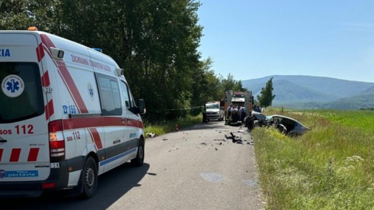 Na ceste zo Sniny na Zemplínske Hámre sa čelne zrazili dve autá, u jedného z vodičov figuroval alkohol (foto)