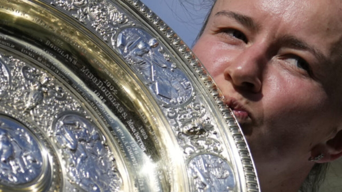 Wimbledonská šampiónka Krejčíková po finálovom triumfe myslela na mentorku Novotnú, ktorá jej pred desaťročím nedovolila zísť z cesty