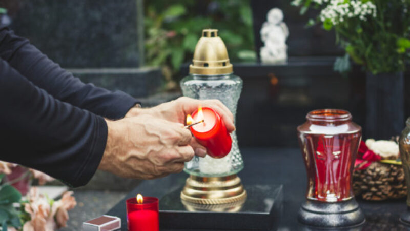 Na bratislavských cintorínoch platí zákaz zapaľovania sviečok, má sa tak predísť vzniku požiaru