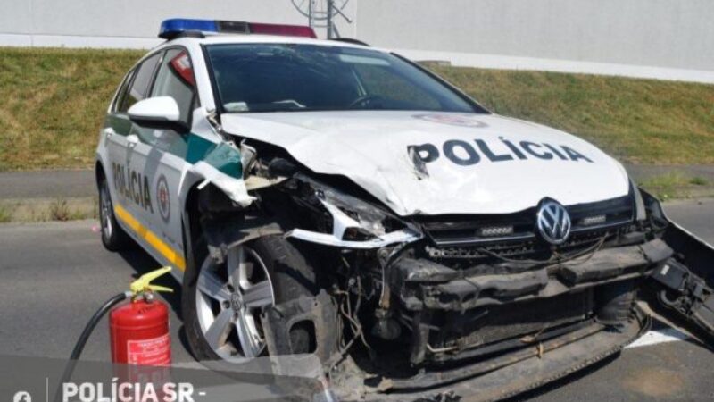 Vodič prešiel do protismeru a narazil do policajného auta, počas nehody sa zranili tri osoby (foto)