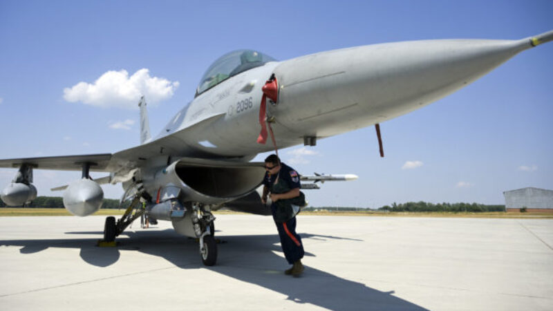 Na Slovensko priletia v pondelok prvé dve stíhačky F-16, umiestnené budú dočasne v Kuchyni