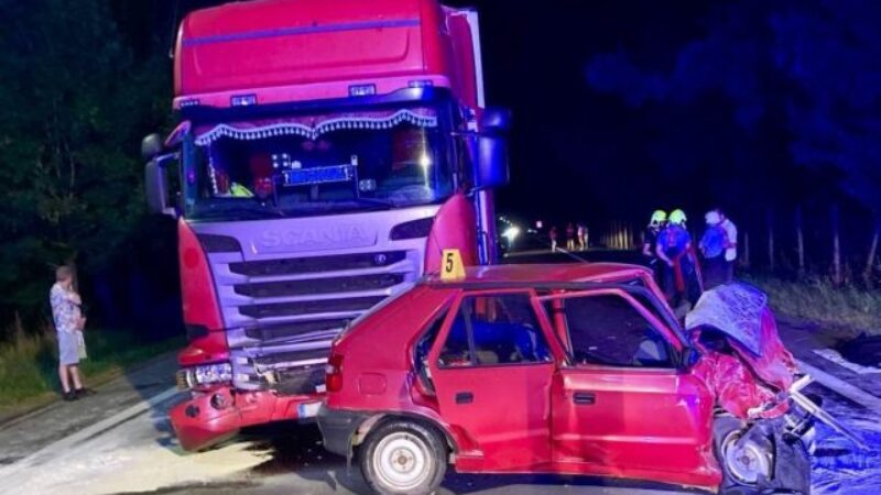 V Horných Semerovciach sa zrazilo osobné auto s kamiónom, šofér nemal šancu prežiť (foto)