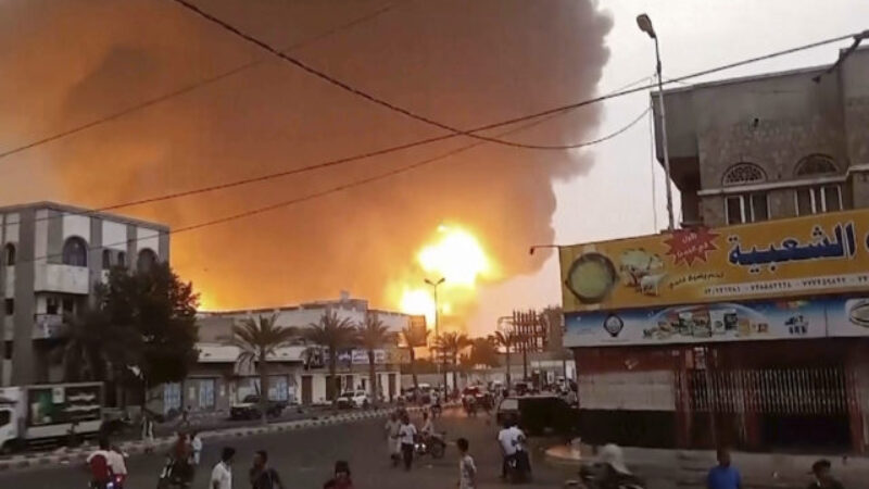 Jemenský prístav Hudajda ovládaný povstalcami bol terčom vzdušného úderu, húsiovia vinia Izrael