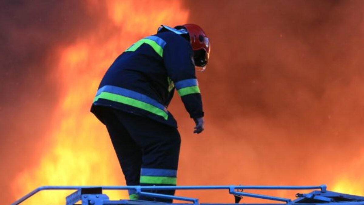 Plzenskí hasiči zasahovali pri požiari pneumatík v obci Postřekov, plamene zasiahli rodinný dom a niekoľko budov