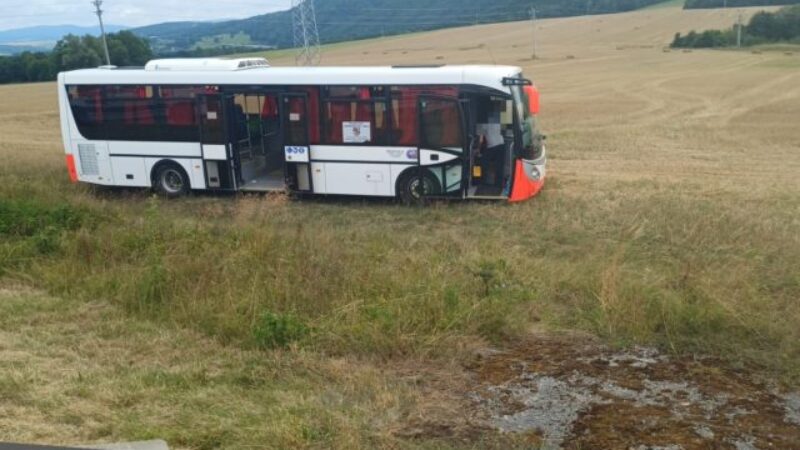 Na východe Slovenska havaroval linkový autobus, skončil v priekope