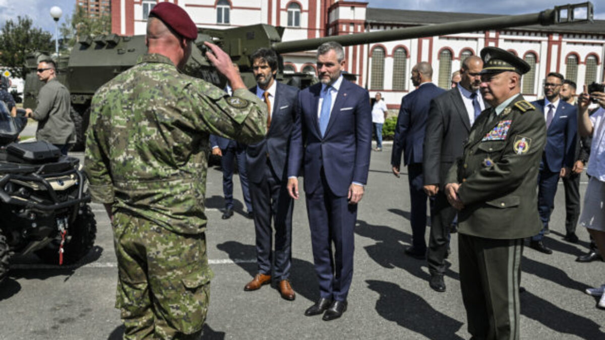 Štát musí investovať do vlastnej bezpečnosti, vyhlásil Pellegrini po návšteve ministerstva obrany (foto+video)