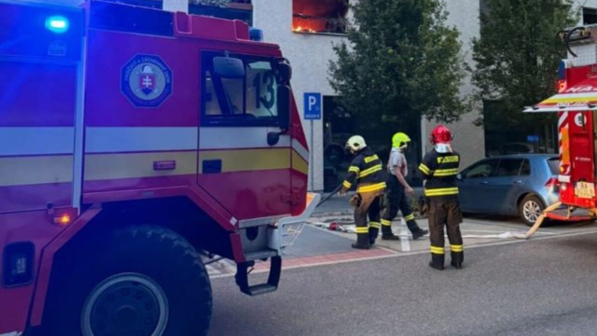 Polícia vyšetruje príčiny požiaru na Kutlíkovej ulici v Petržalke, plamene spôsobili škodu vo výške 200-tisíc eur (foto)