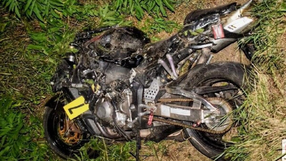 Auto zozadu narazilo do motocyklistu, jeho spolujazdkyňa dopravnú nehodu neprežila (foto)