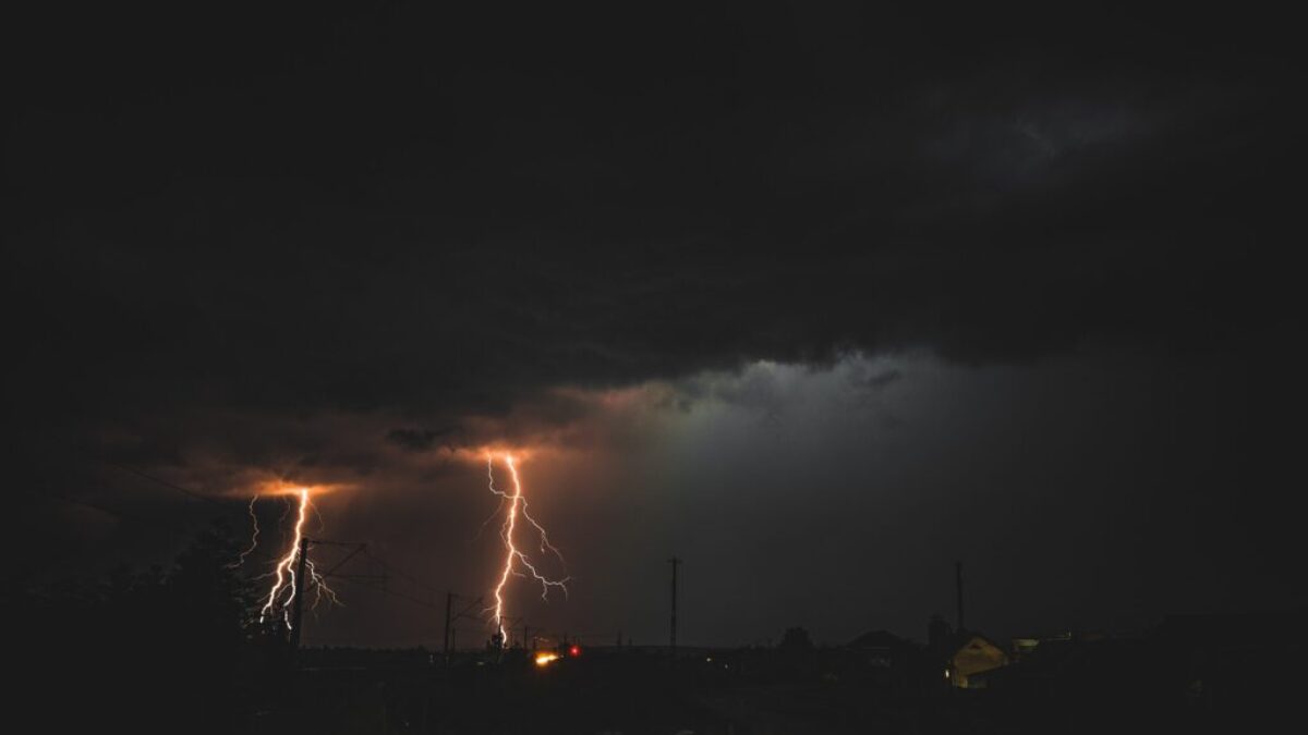 Pozeráte sa na búrku cez okno? Môžete si ublížiť. 4 steny nie sú vôbec také bezpečné