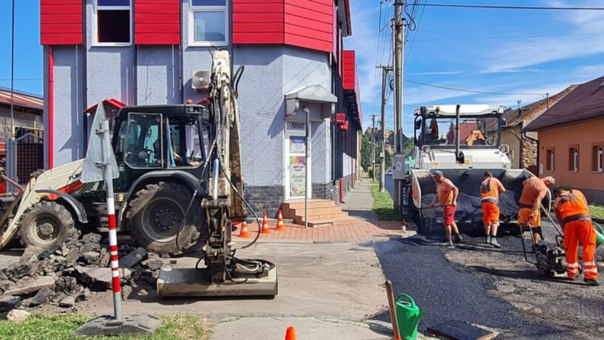 Opravy a obnovy ciest v meste Fiľakovo počas letných mesiacov